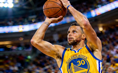 篮球明星斯蒂芬·库里在比赛中投三分球的特写