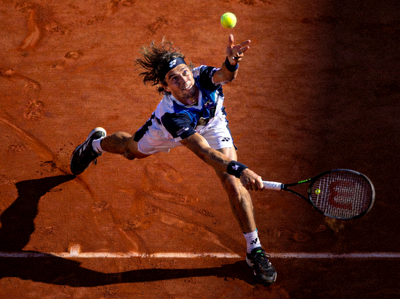 网球运动员在红土场上发球的专业动作