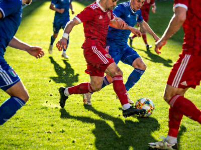 足球运动员在绿茵场上激烈拼抢的比赛瞬间